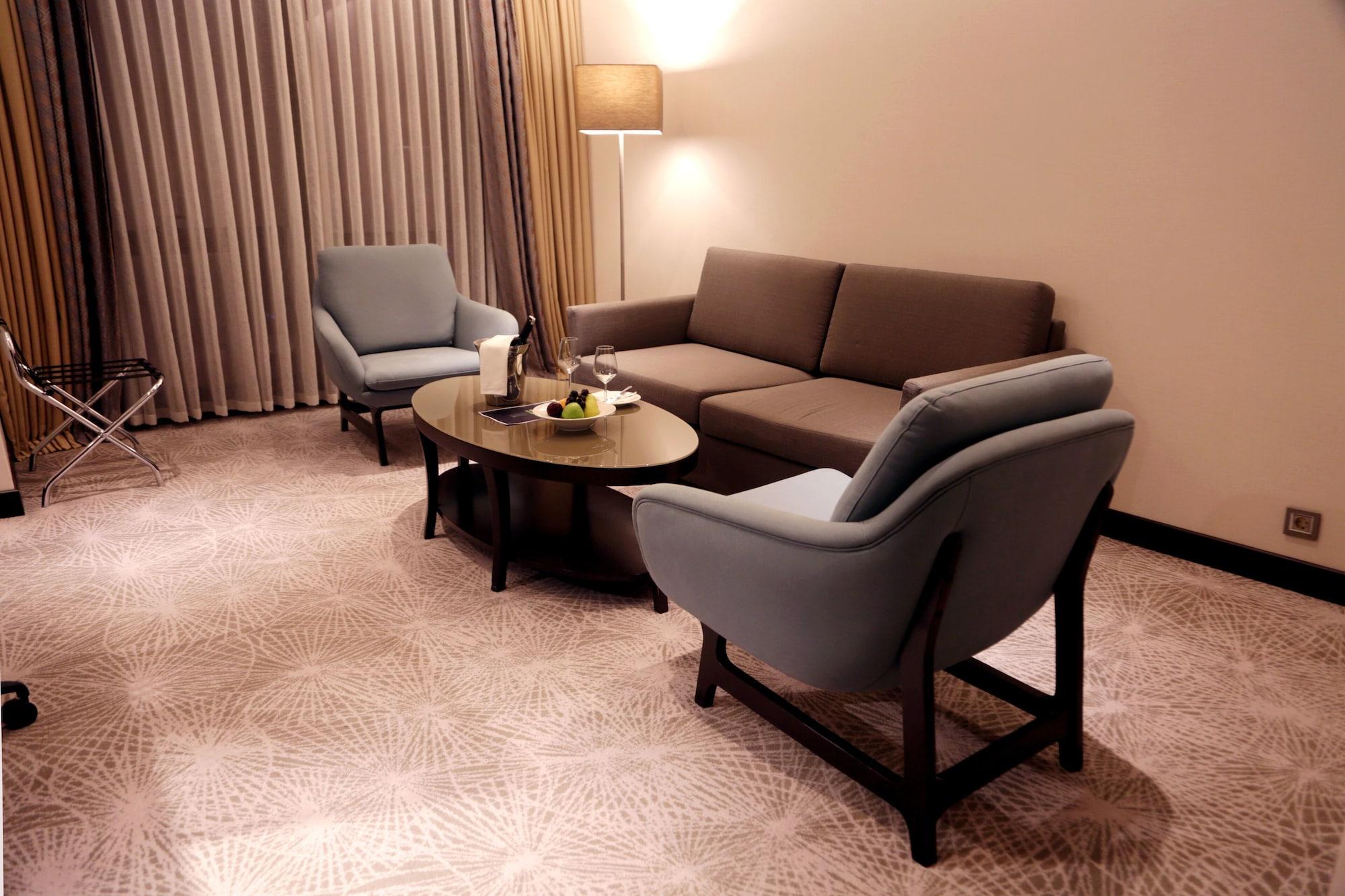 Doubletree By Hilton Istanbul Umraniye Hotell Exteriör bild A living room in a hotel suite