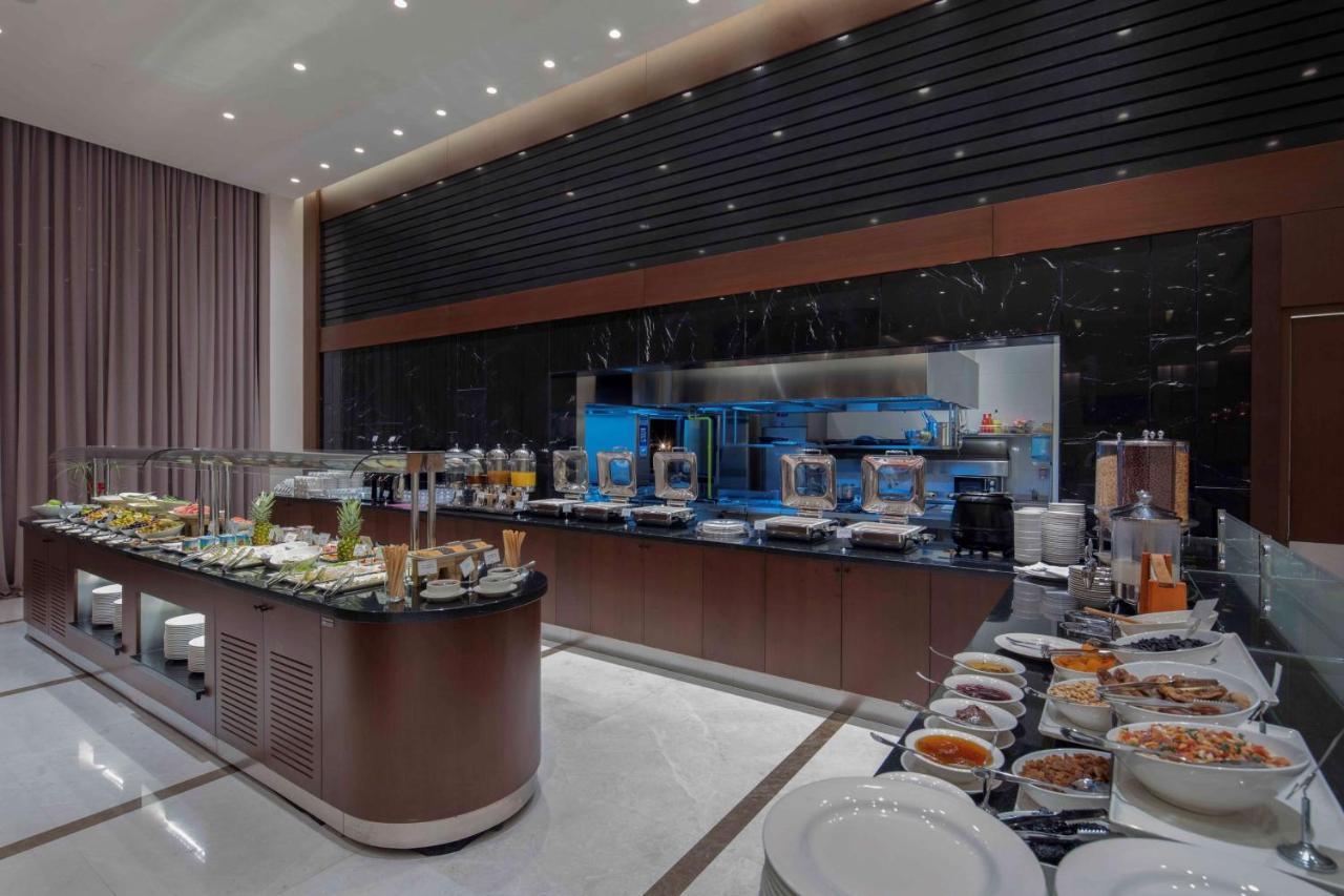 Doubletree By Hilton Istanbul Umraniye Hotell Exteriör bild The buffet at the lounge