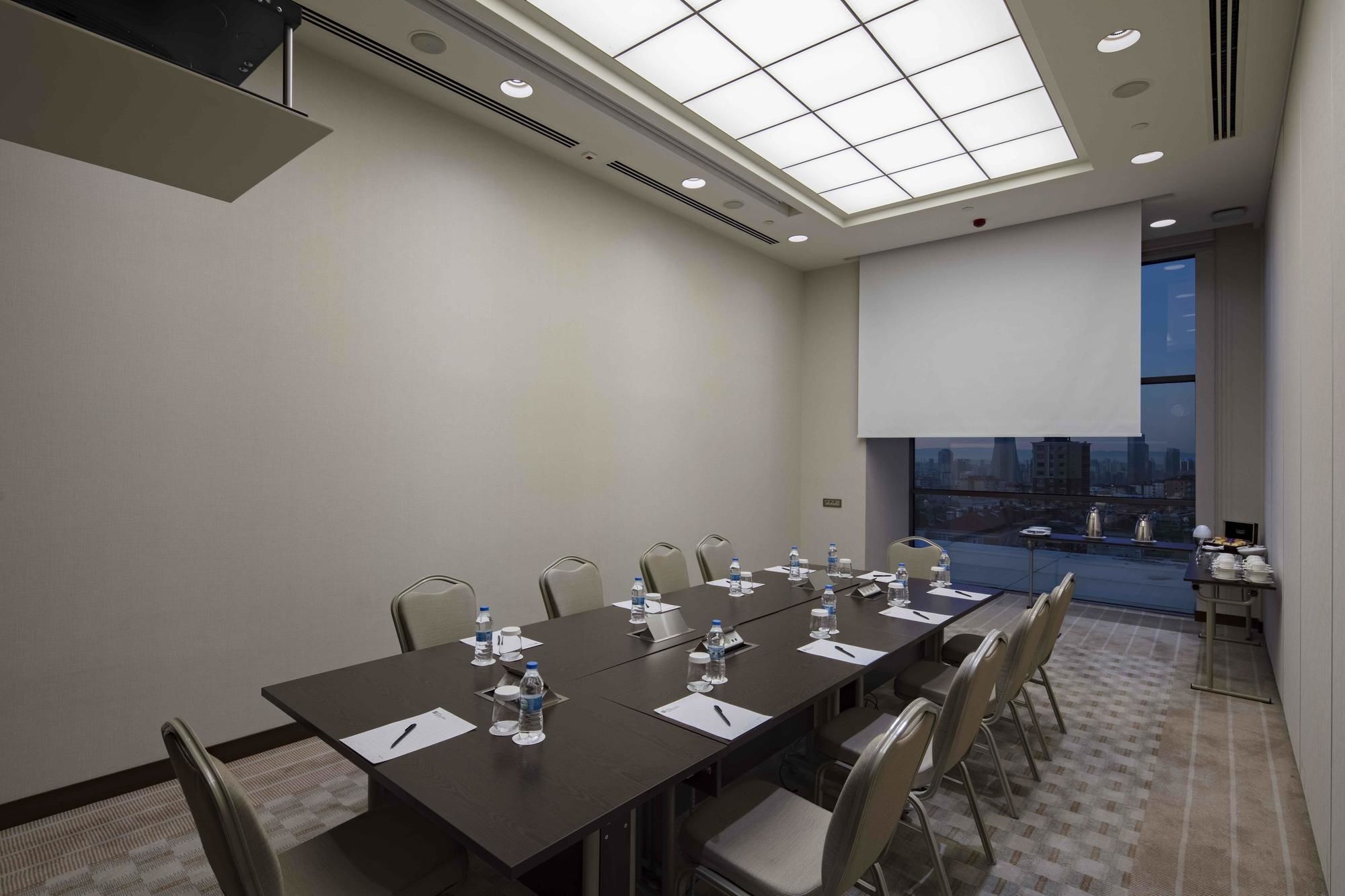 Doubletree By Hilton Istanbul Umraniye Hotell Exteriör bild Meeting room