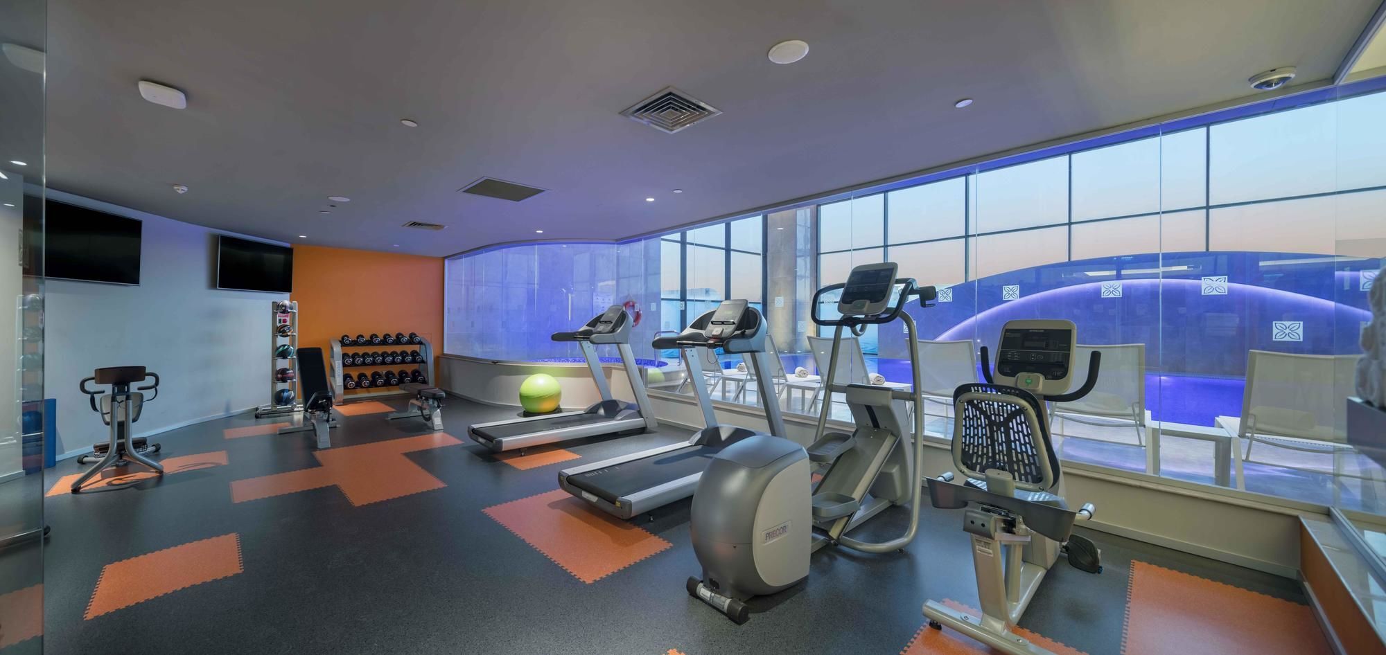 Doubletree By Hilton Istanbul Umraniye Hotell Exteriör bild A gym at a hotel