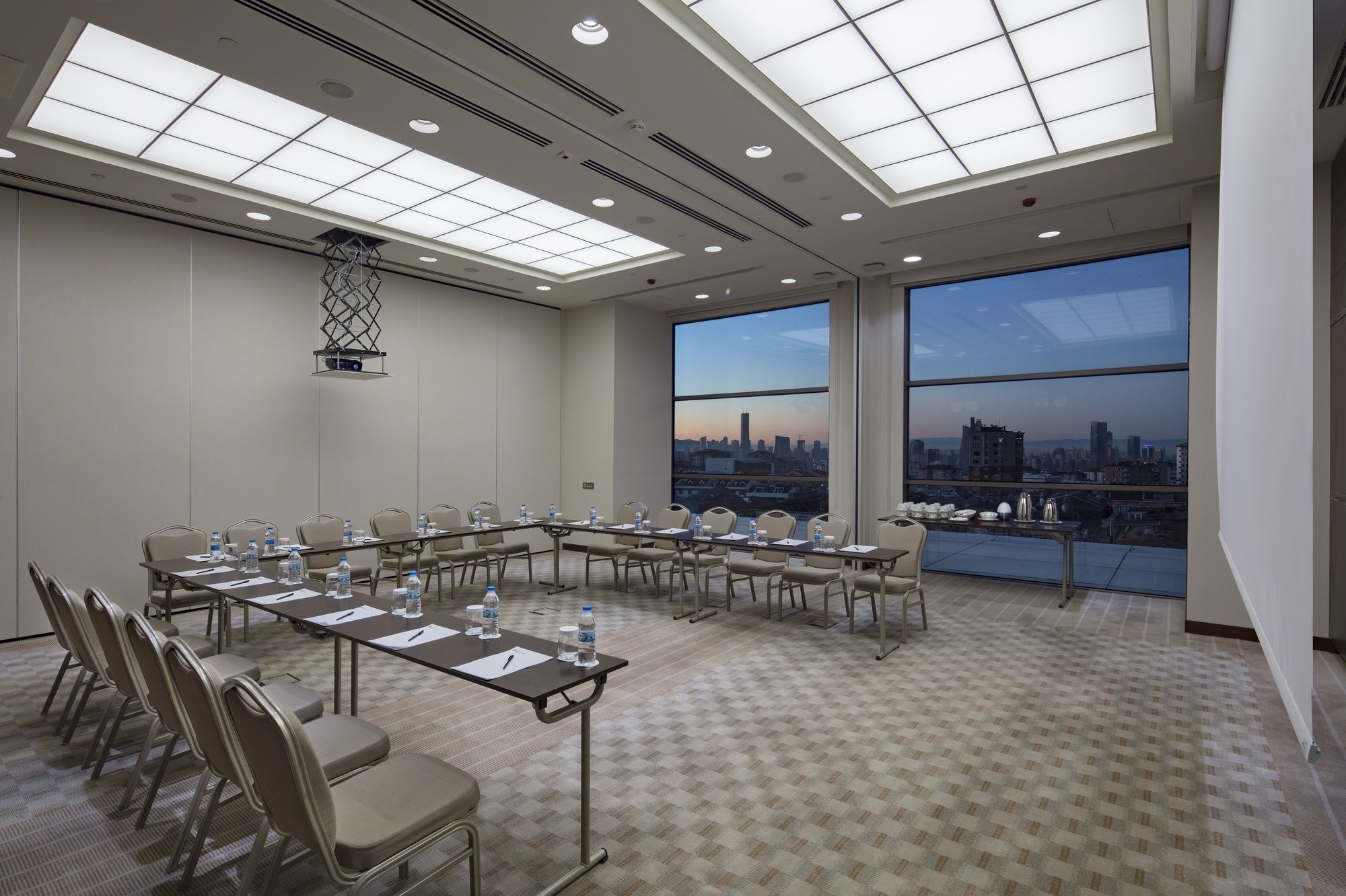 Doubletree By Hilton Istanbul Umraniye Hotell Exteriör bild Meeting room
