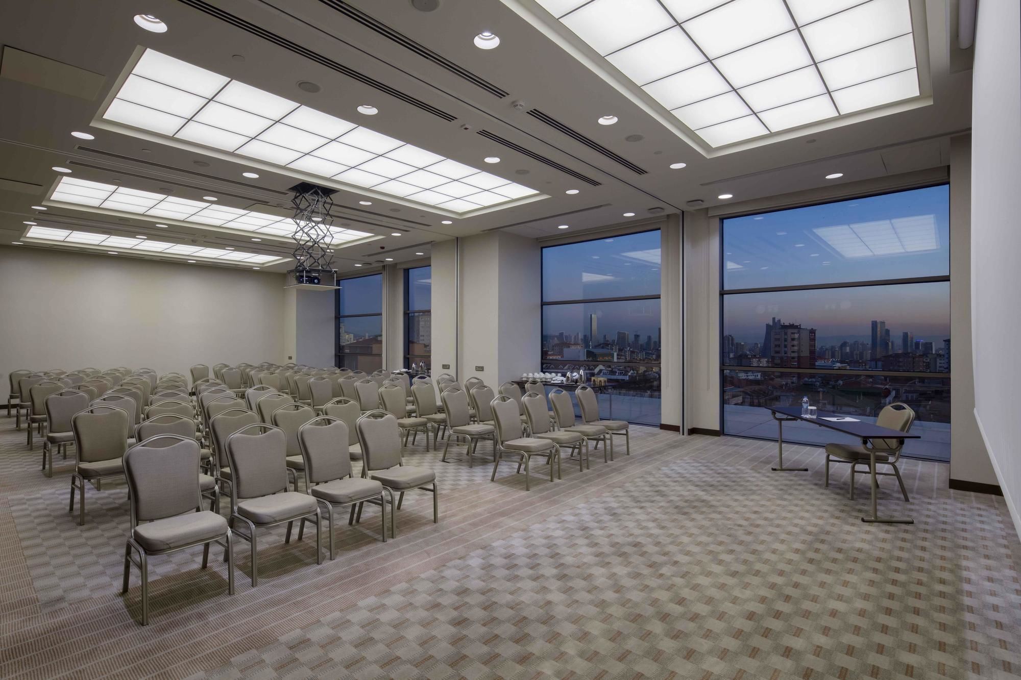 Doubletree By Hilton Istanbul Umraniye Hotell Exteriör bild Meeting room