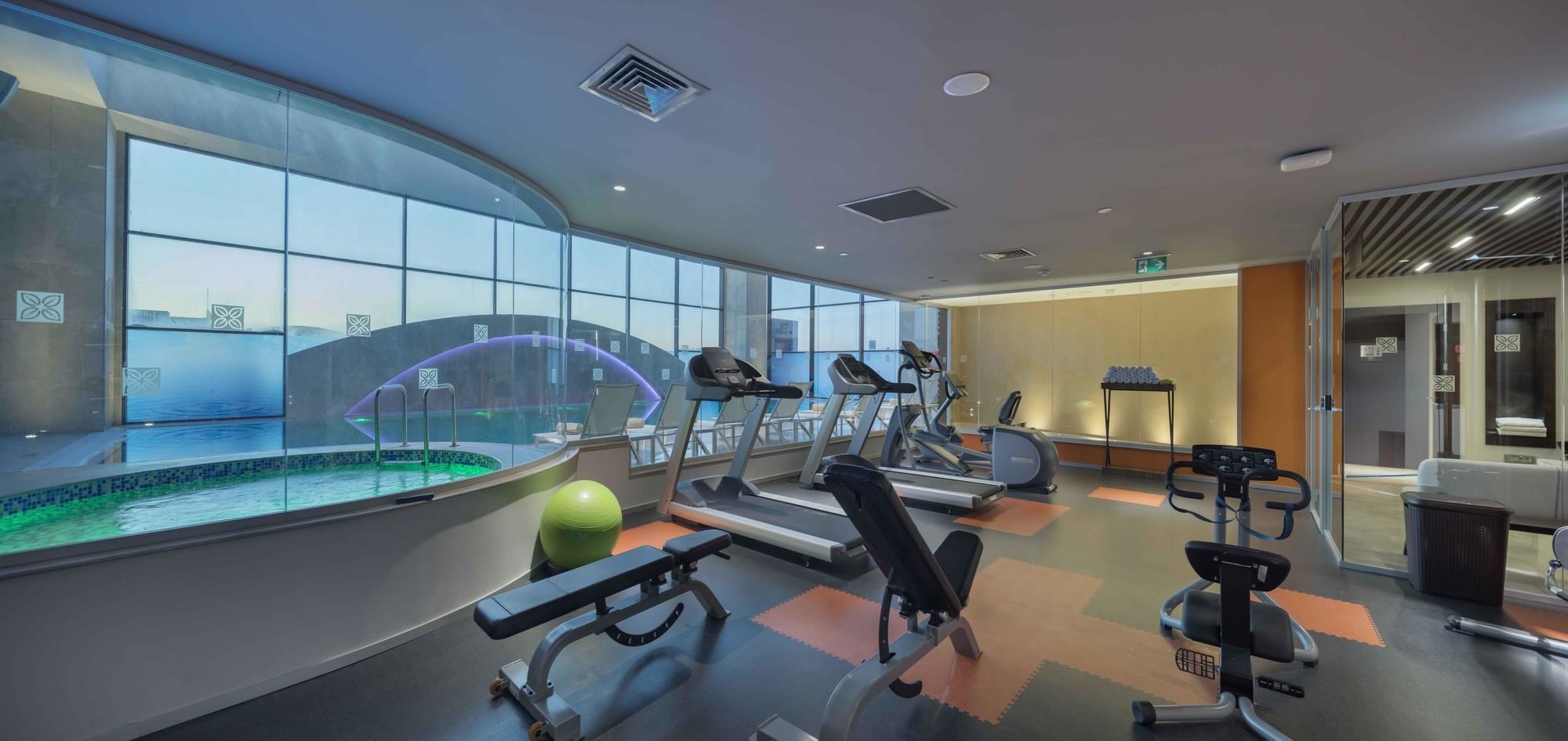Doubletree By Hilton Istanbul Umraniye Hotell Exteriör bild The gym at the hotel